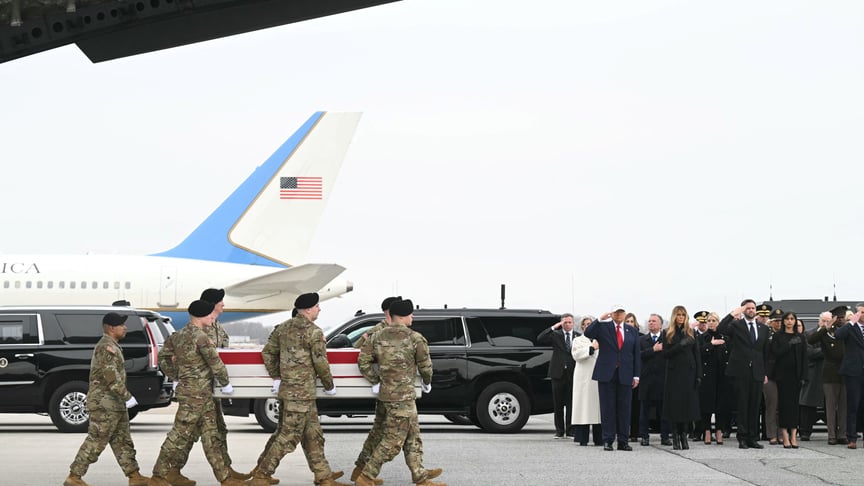 Трамп у картузі під час церемонії повернення тіл загиблих військових