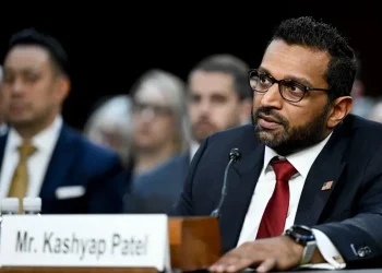 Пов’язані з Іраном хакери зламали пошту голови ФБР та опублікували фотографії, де він курить сигари та позує з ромом — Reuters | Світ