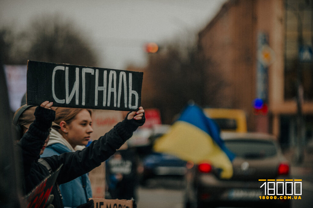 акція в підтримку полонених у Черкасах, люди з плакатами та прапорами на Соборній площі