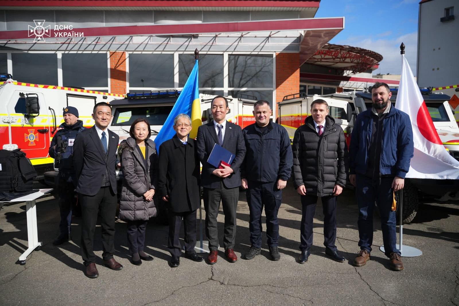 люди біля машин 