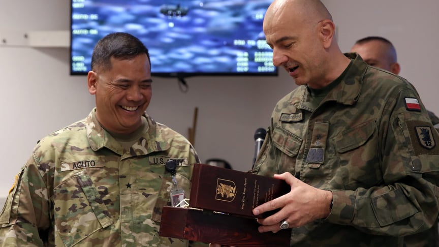 Генерал Антоніо Агуто (ліворуч)