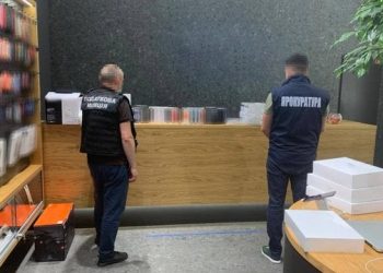 БЕБ вилучило контрабандну техніку Apple на $100 млн у мережі «Ябко»: що буде з магазинами та гарантією