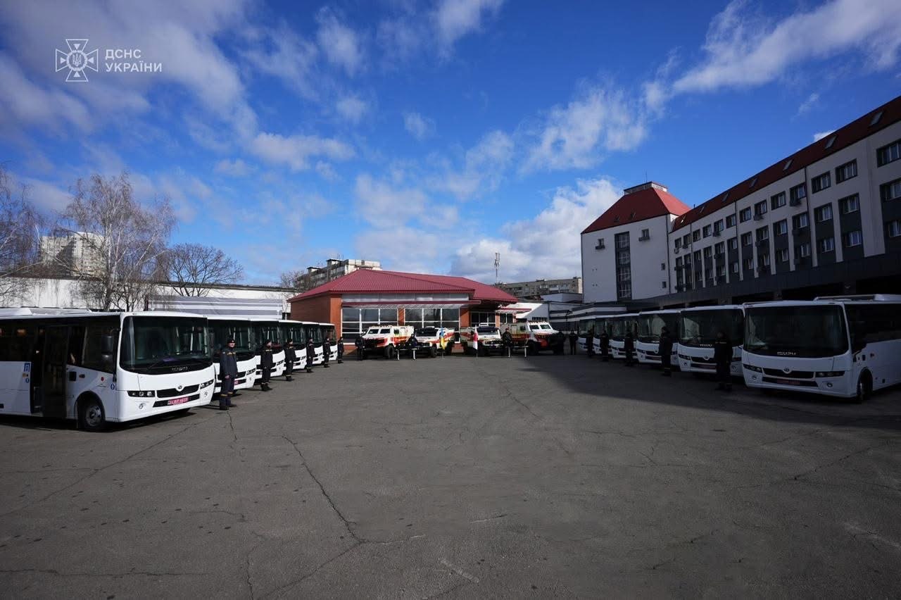 Багато автобусів