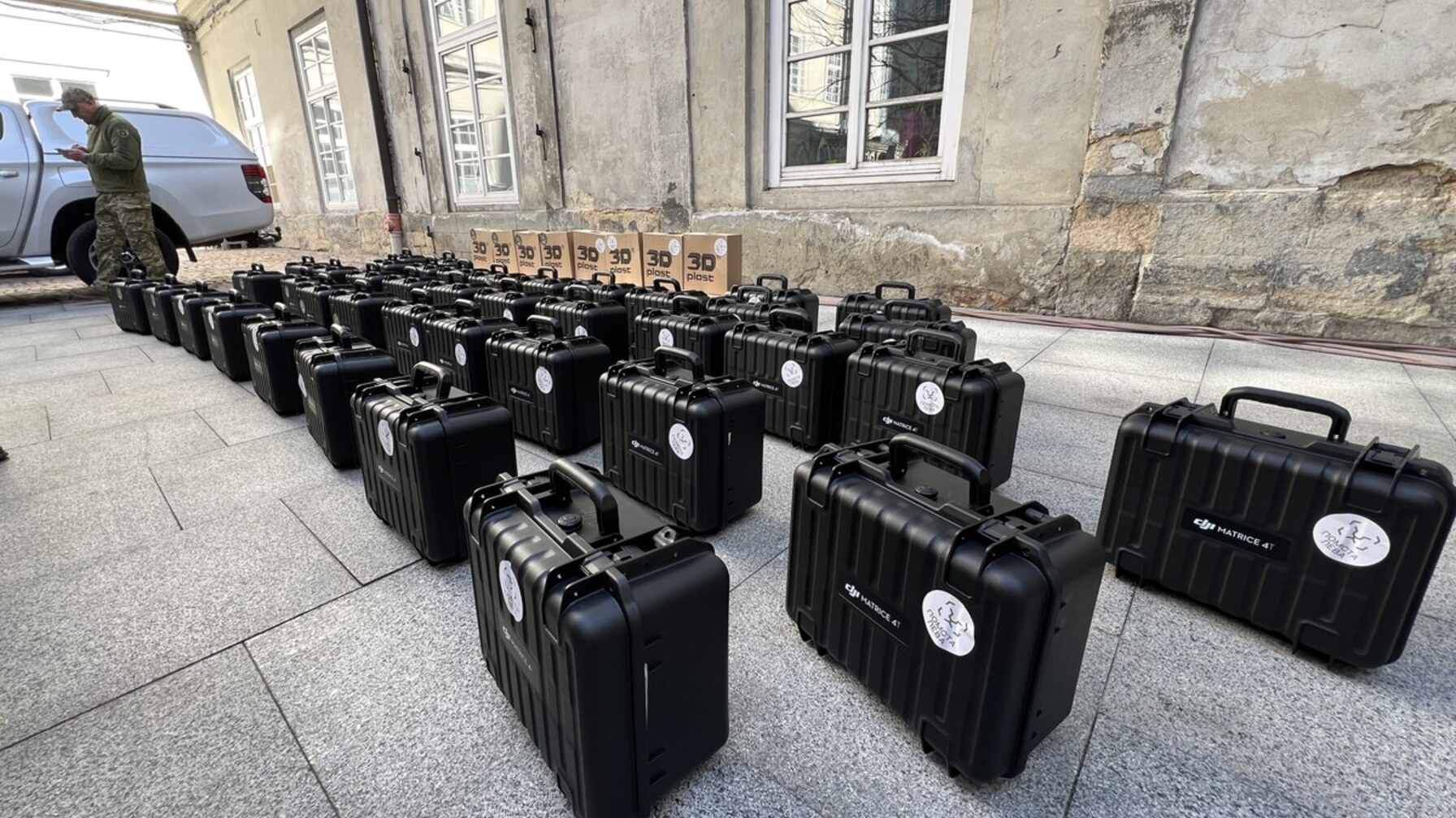 Львів передав військовим важливу допомогу: автомобілі, квадрокоптери та спеціальне обладнання