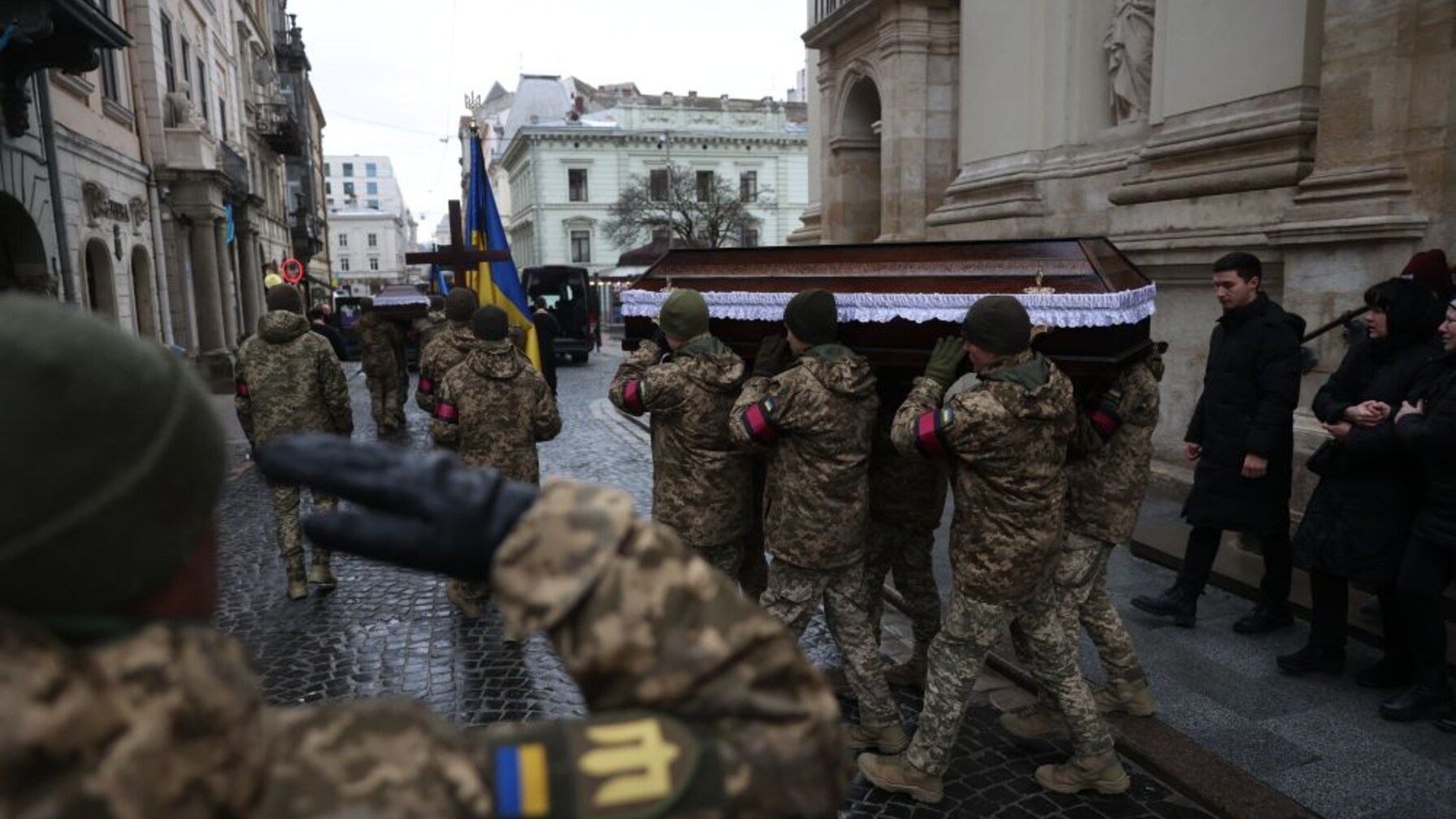 Львів вшануває пам’ять героїв: прощання з Василем Гавришем та Віктором Колодяжним