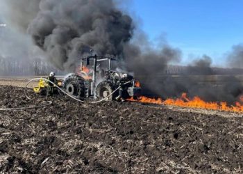 На Христинівщині серед поля спалахнув трактор — Новости Черкасс