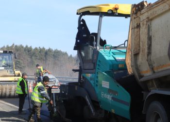 На Львівщині дорожники ліквідовують ями на трьох трасах: де тривають роботи — Львівщіна
