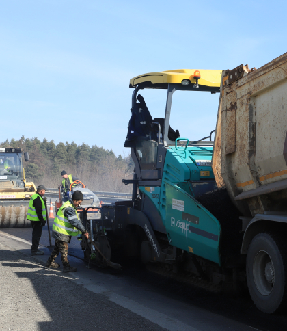 На Львівщині дорожники ліквідовують ями на трьох трасах: де тривають роботи