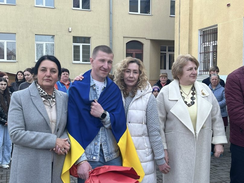 На фото Ростислав пирожик під час зустрічі у рідному селі