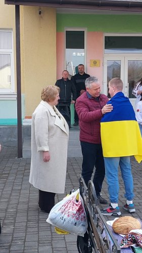 На фото вітають захисника із поверненням додому