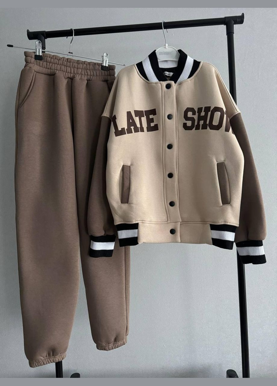 фото спортивного костюма для дівчаток на вішаку