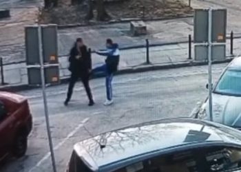 У центрі Львова п’яний чоловік копнув і побив інспектора з паркування