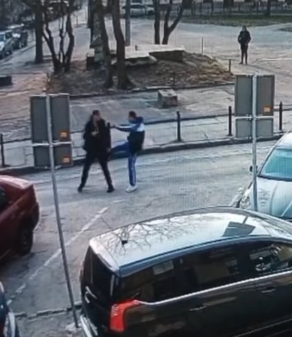 У центрі Львова п’яний чоловік копнув і побив інспектора з паркування