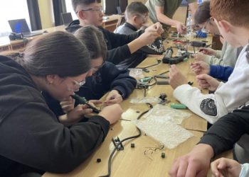 У ліцеї на Дрогобиччині учні виготовляють обладнання для військових на 3D-принтерах — Львівщіна