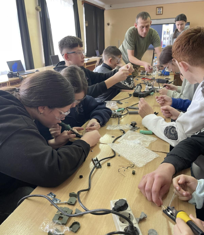 У ліцеї на Дрогобиччині учні виготовляють обладнання для військових на 3D-принтерах