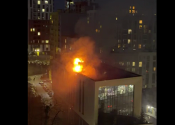 У Львові виникла масштабна пожежа в офісному центрі з рестораном