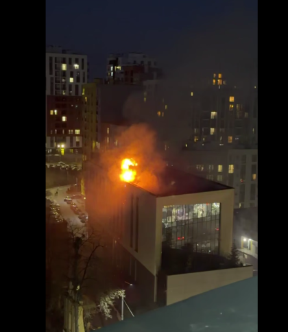 У Львові виникла масштабна пожежа в офісному центрі з рестораном