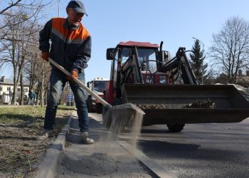 Вулиці Львова очищають від зимового піску: тривале прибирання триває –