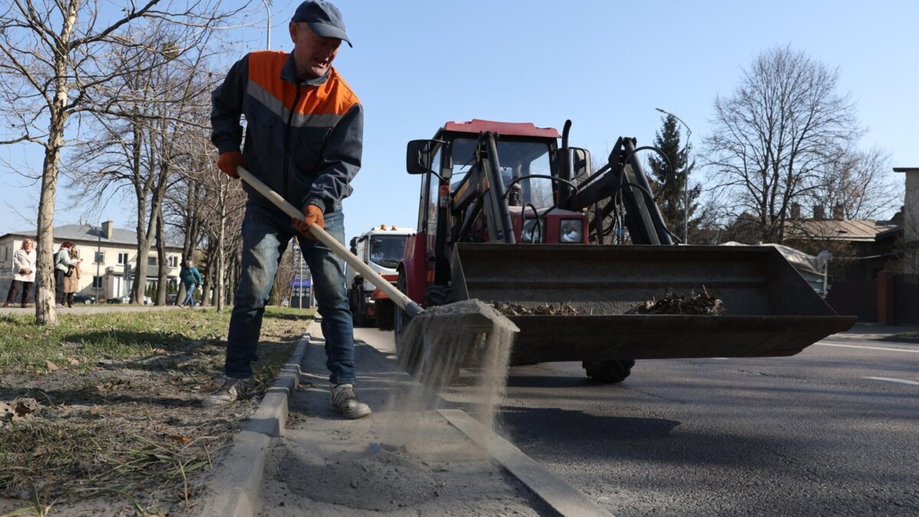 Вулиці Львова очищають від зимового піску: тривале прибирання триває