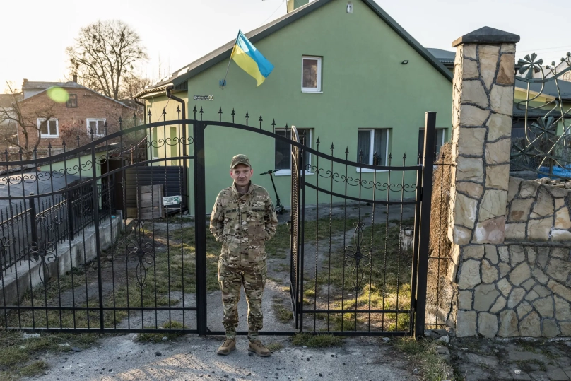 Назар Далецький біля сімейного будинку