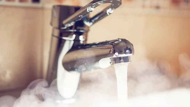 гаряча вода з крану