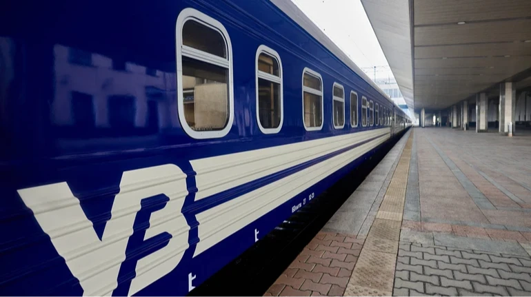 поїзд на пероні