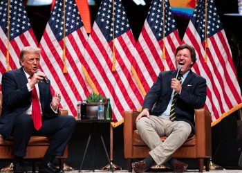 «Це довго мене мучитиме». Такер Карлсон перепросив, що агітував голосувати за Трампа | Світ