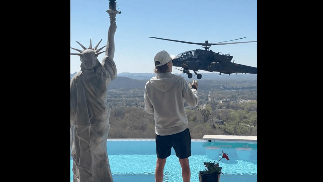 Військові вертольоти США біля будинку Кіда Рока