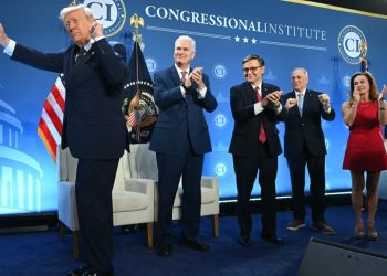 Трамп обіцяє масово помилувати посадовців своєї адміністрації перед тим, як піде з посади — WSJ | Світ