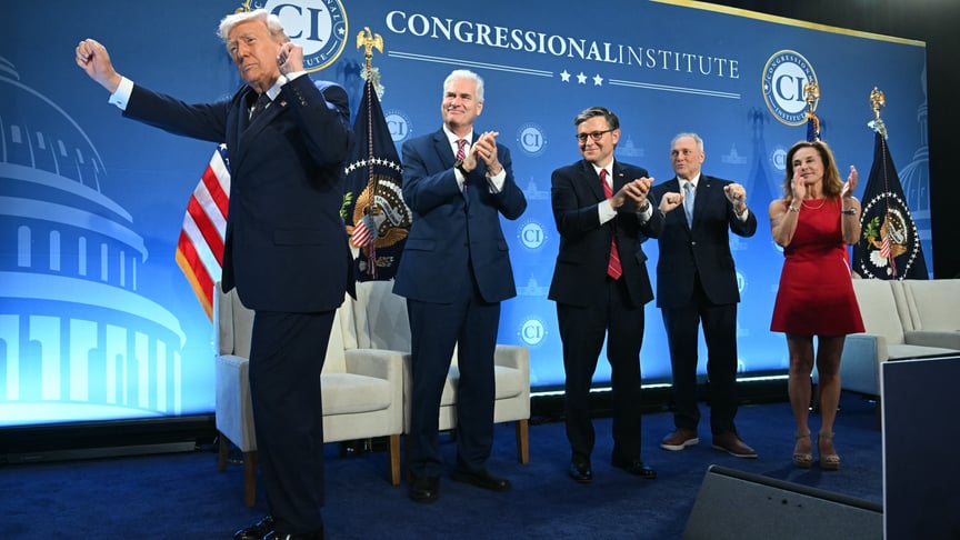 Президент США Дональд Трамптанцює під пісню YMCA, спікер Палати представників Майк Джонсон та інші аплодують йому під час конференції з питань членства республіканців у Trump National Doral у Маямі, Флорида, 9 березня 2026 року