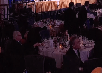 У мережі ширять відео з чоловіком, який під час стрілянини у Вашингтоні не сховався, а продовжував їсти салат