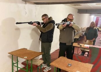 Для ветеранів Канівської громади організували заняття зі стрільби в тирі — Новости Черкасс