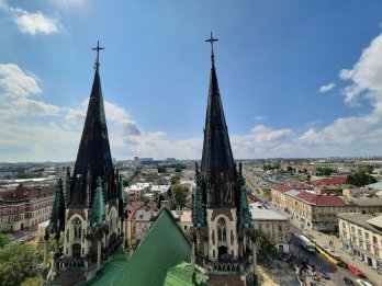 У львівському храмі проведуть екскурсію за донат для відновлення вітражів – 04