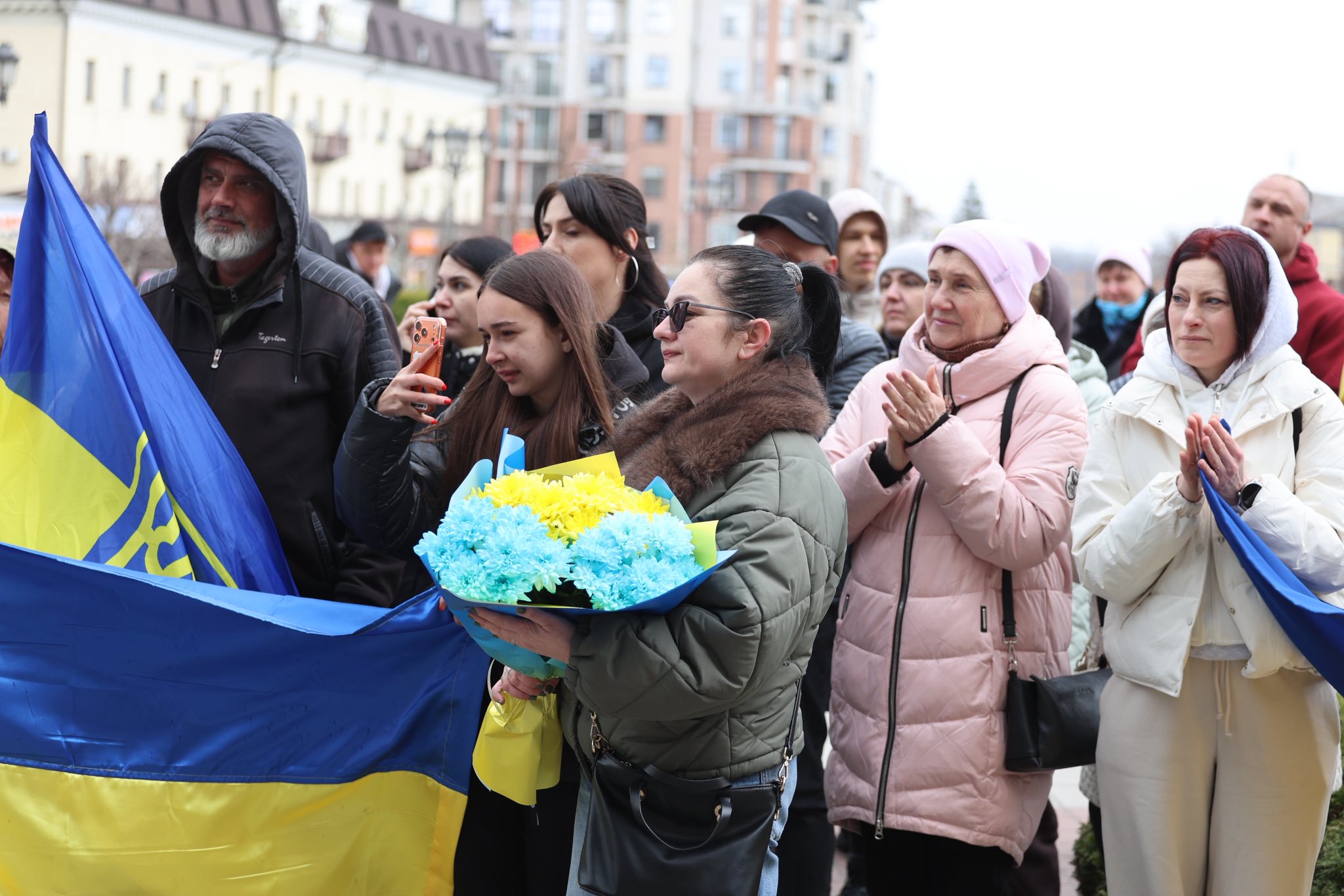 Жителі Умані з квітами та прапором