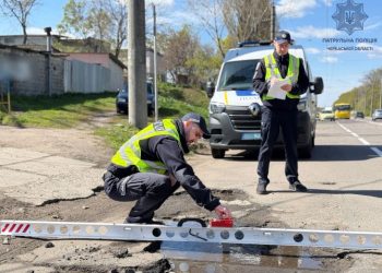 Інспектори відділу безпеки дорожнього руху проводять комісійний огляд вулично-шляхової мережі — Новости Черкасс