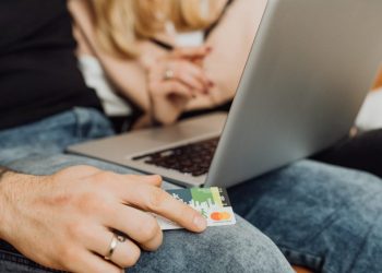 Як працюватимуть банки на Великдень 2026 в Україні: графік, вихідні та скорочений день