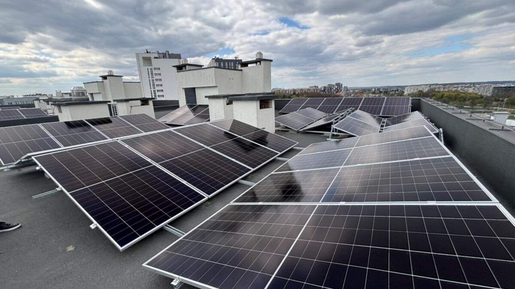 Львів: ОСББ Янева 25 забезпечило автономність будинку завдяки сонячним панелям