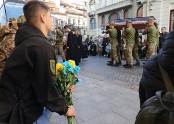Львів прощається із героєм: похорони захисника Андрія Грущика –