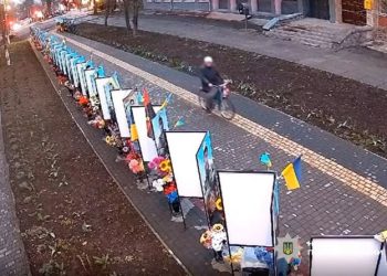 У Монастирищі встановили особу чоловіка, який зняв прапорці з Алеї Героїв — Новости Черкасс