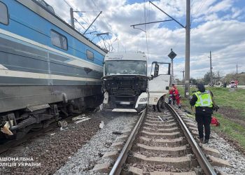 Вантажівка зіткнулася з локомотивом на Львівщині: подробиці аварії –