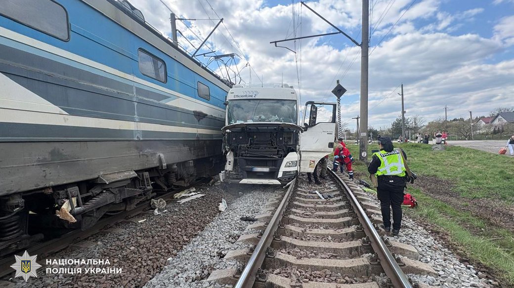 Вантажівка зіткнулася з локомотивом на Львівщині: подробиці аварії
