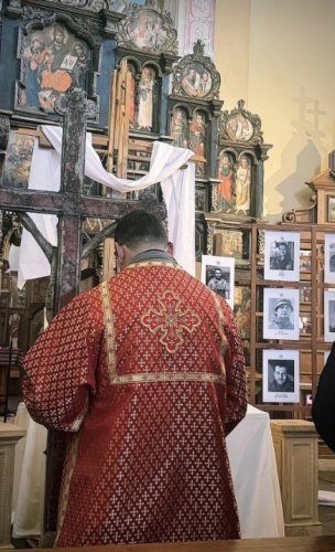Отець біля Плащаниці в церкві Святого Климентія Шептицького