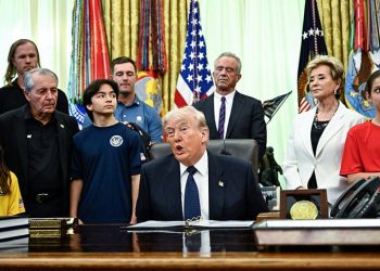 «Стріляли прямо в голову і всі падали». Трамп розповів на зустрічі з дітьми про вбивства іранських протестувальників та ядерну зброю — Independent | Світ