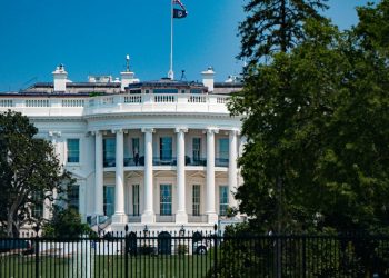 Секретна служба США застрелила чоловіка біля Білого дому: деталі інциденту