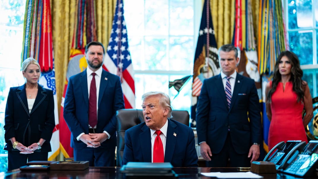 Ілюстративне фото. Президент США Дональд Трамп разом зі своєю адміністрацією