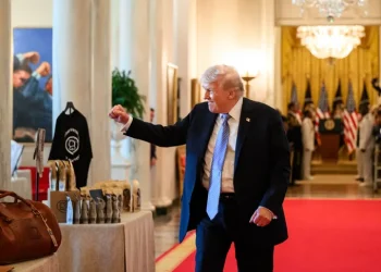 Американські урядовці хвалять Трампа в середньому в кожному шостому реченні — NYT | Світ