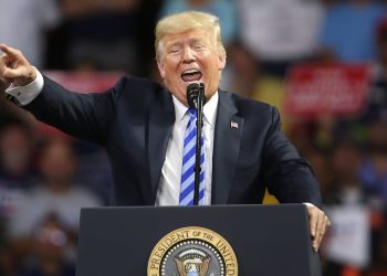 Трамп назвав «дрібницями» високі ціни на газ. Натомість ще раз згадав про будівництво бальної зали | Світ