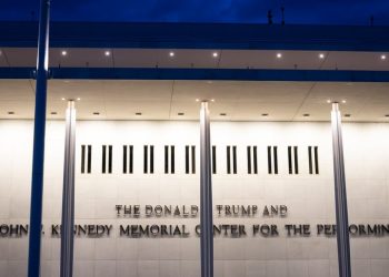 Суд у США наказав прибрати ім’я Трампа з Центру Кеннеді. Президент зауважив, що суддю призначив Обама | Світ