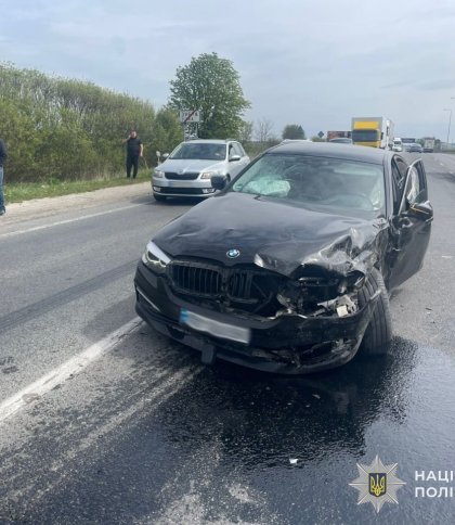 Біля Львова після зіткнення Hyundai та BMW авто злетіло з дороги