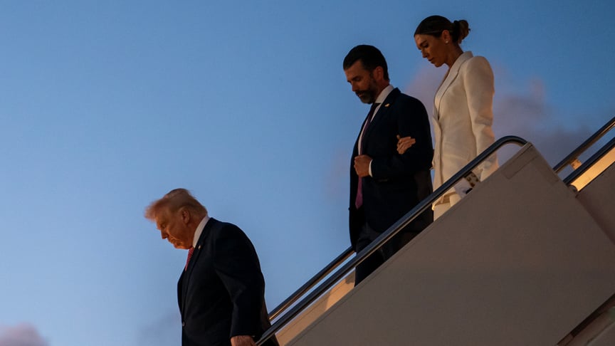 Президент США Дональд Трамп виходить з літака разом зі своїм сином Дональдом Трампом-молодшим та Беттіною Андерсон, 27 березня 2026 року